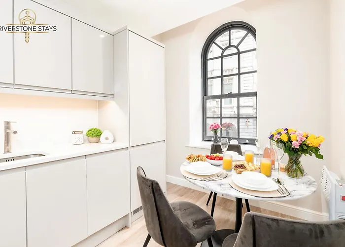 Appartement King Size Bed, Centre, Long Offers, Fast Wifi, Fully Equipped Kitchen, Dedicated Work Place *