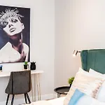 King Size Bed, Centre, Long Offers, Fast Wifi, Fully Equipped Kitchen, Dedicated Work Place *