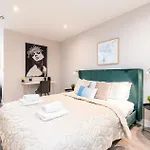 King Size Bed, Centre, Long Offers, Fast Wifi, Fully Equipped Kitchen, Dedicated Work Place 公寓 *