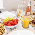 King Size Bed, Centre, Long Offers, Fast Wifi, Fully Equipped Kitchen, Dedicated Work Place Apartment