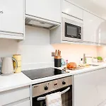 King Size Bed, Centre, Long Offers, Fast Wifi, Fully Equipped Kitchen, Dedicated Work Place
