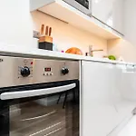King Size Bed, Centre, Long Offers, Fast Wifi, Fully Equipped Kitchen, Dedicated Work Place 公寓 *