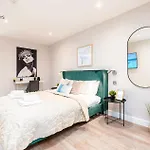 King Size Bed, Centre, Long Offers, Fast Wifi, Fully Equipped Kitchen, Dedicated Work Place Apartment
