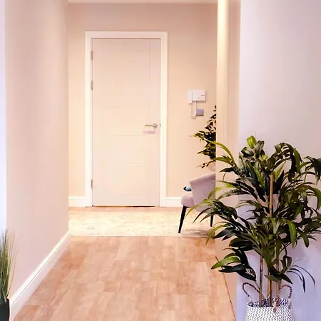 King Size Bed, Centre, Long Offers, Fast Wifi, Fully Equipped Kitchen, Dedicated Work Place