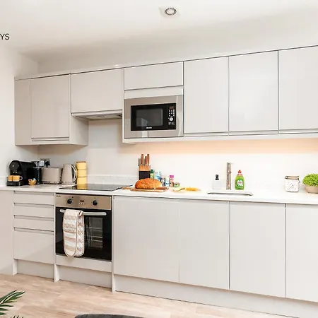 Apartment King Size Bed, Centre, Long Offers, Fast Wifi, Fully Equipped Kitchen, Dedicated Work Place