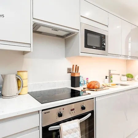 King Size Bed, Centre, Long Offers, Fast Wifi, Fully Equipped Kitchen, Dedicated Work Place