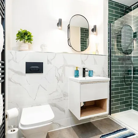 Exceptional & Gorgeous Interior & King Size Bed Apartment