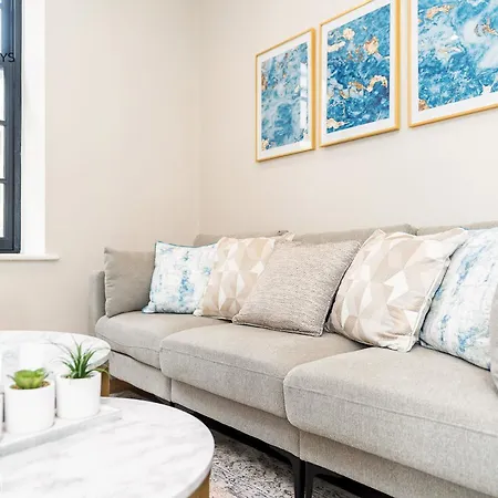 Exceptional & Gorgeous Interior & King Size Bed *