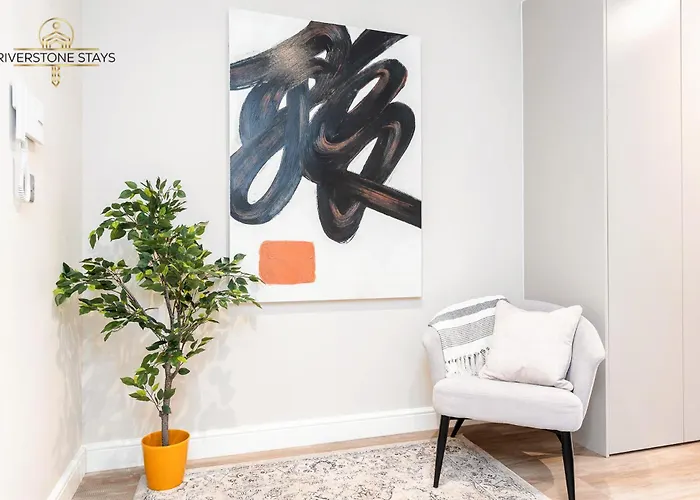 Lejlighed King Size Bed, Centre, Long Offers, Fast Wifi, Fully Equipped Kitchen, Dedicated Work Place