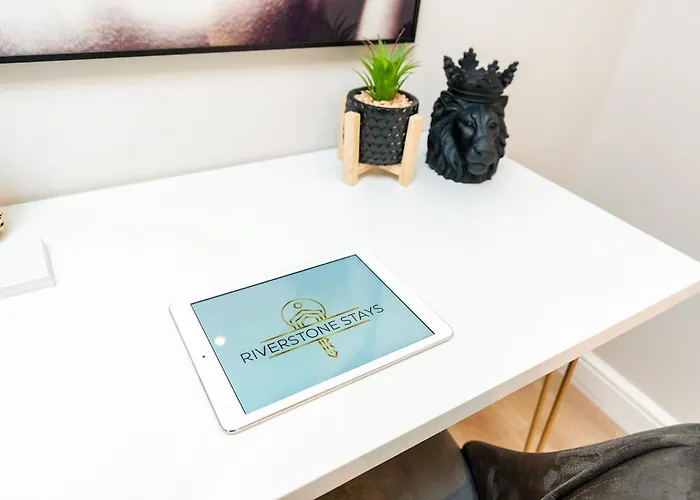 Lejlighed King Size Bed, Centre, Long Offers, Fast Wifi, Fully Equipped Kitchen, Dedicated Work Place *