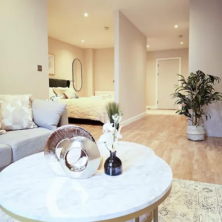 King Size Bed, Centre, Long Offers, Fast Wifi, Fully Equipped Kitchen, Dedicated Work Place *