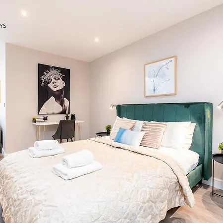 King Size Bed, Centre, Long Offers, Fast Wifi, Fully Equipped Kitchen, Dedicated Work Place Апартаменты *