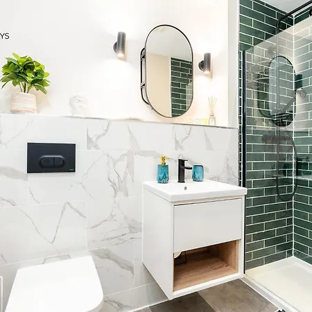 King Size Bed, Centre, Long Offers, Fast Wifi, Fully Equipped Kitchen, Dedicated Work Place *