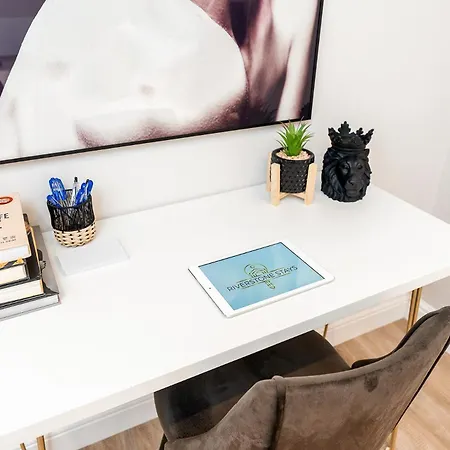 King Size Bed, Centre, Long Offers, Fast Wifi, Fully Equipped Kitchen, Dedicated Work Place *