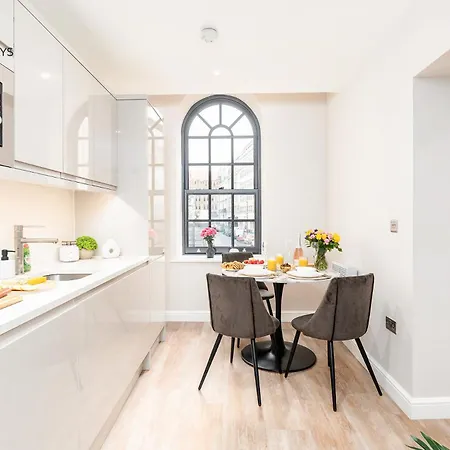 King Size Bed, Centre, Long Offers, Fast Wifi, Fully Equipped Kitchen, Dedicated Work Place Лидс