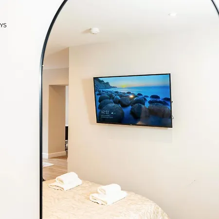 King Size Bed, Centre, Long Offers, Fast Wifi, Fully Equipped Kitchen, Dedicated Work Place Лидс